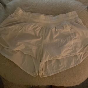 lululemon hotty hot 2.5 shorts